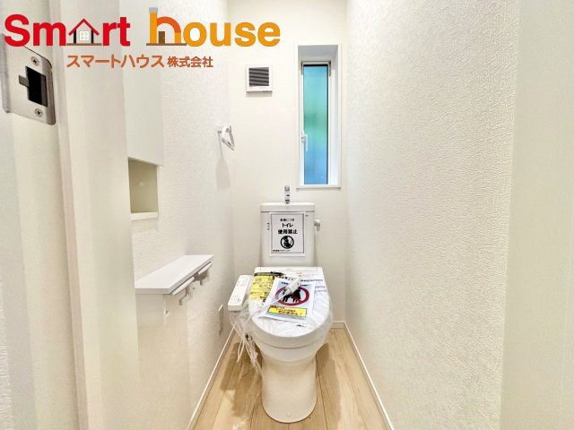 町田市薬師台第1　新築全13棟のトイレ|節水型でエコなトイレには今では当たり前のウォシュレット付き。換気機能も着いているので常に快適ですね♪