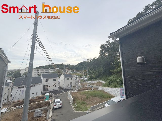 町田市薬師台第1　新築全13棟の展望|開放的なバルコニーは見晴らしもよく、太陽の温かな温もりをめいっぱい受け止めてくれます。太陽の光と爽やかな風を受けたお洗濯物はあっという間に乾き、取りこむ時には太陽の匂いを感じられそうですね。