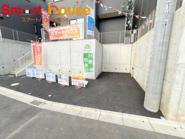 町田市薬師台第1　新築全13棟の駐車場|敷地内にカースペースを確保！お車の出入りもスムーズ♪
