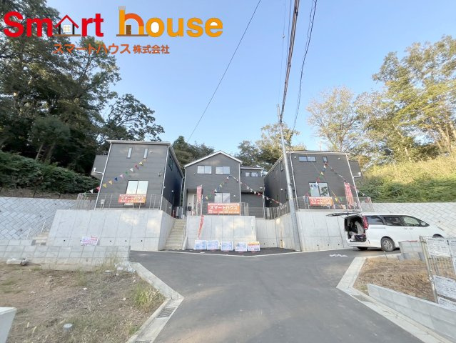 町田市薬師台第1　新築全13棟の前面道路含む現地写真|お住まいの前面道路が広いと駐車が楽になり、陽当たりも遮られないので明るく居心地の良いお家になります♪
