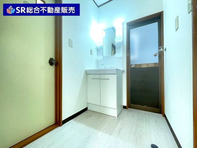 源氏ケ丘中古戸建の脱衣所|独立洗面化粧台、室内洗濯機置き場がございます！