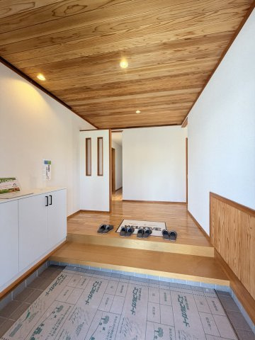 安曇野市豊科高家　中古住宅の玄関