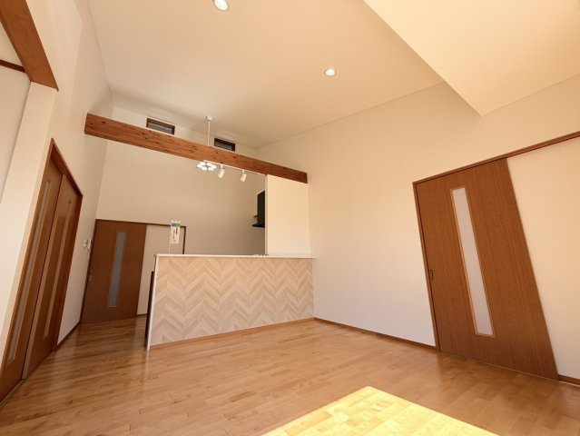 安曇野市豊科高家　中古住宅の居間・リビング