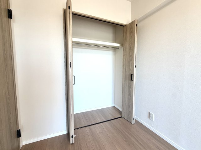 ガーデン・シンフォニー新越谷　712号室の収納|部屋の形状に合わせたスマートな収納設計。出っ張りが少なく、お部屋全体を広く見せる効果があります。