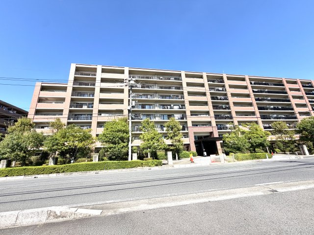 ガーデン・シンフォニー新越谷　712号室の外観|高級感漂う素材を惜しみなく使用した重厚な佇まい。居住者やゲストを優しく出迎える住まいの顔です。