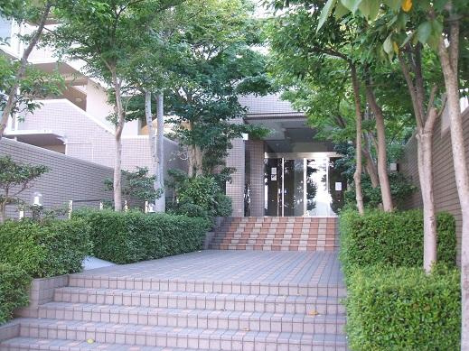 閑静な住宅街にあるマンションです♪敷地内に植栽があり、その連なりが作り出す美しい景観を演出しております♪