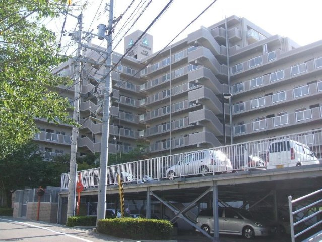 駐車スペースの写真です♪屋根付きのスペースもございます♪最新の情報はお気軽にご相談下さい♪