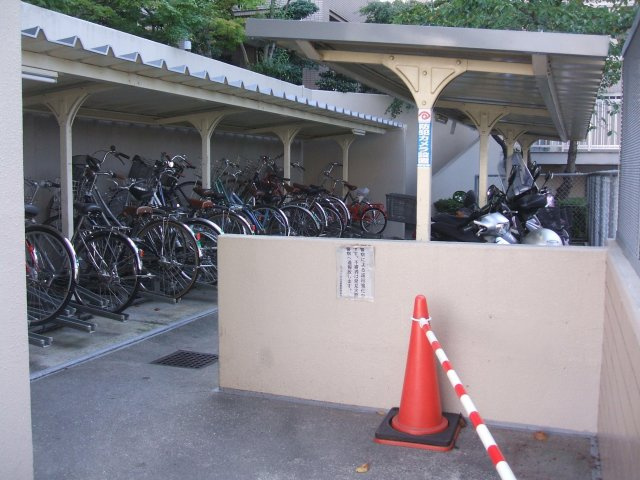 駐輪スペースもあります♪近隣の駅は西衣山駅で、松山駅にもアクセスでき、広範囲の移動もしやすいですね♪