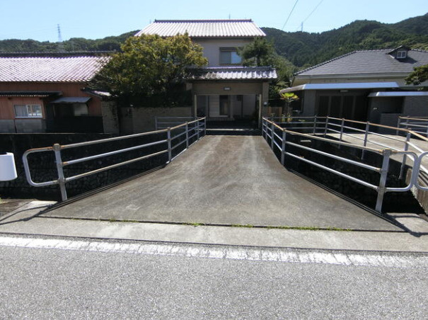 高知市孕西町の中古一戸建の前面道路含む現地写真|道路から敷地へと続く、両側に手すりを備えたアプローチ。出入りのしやすさも現地でご確認ください。