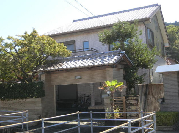 高知市孕西町の中古一戸建の外観|瓦屋根と庭木が調和する、落ち着いた佇まいの住まい。和の趣を感じられる外観です。