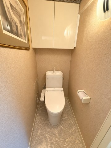 シャルマン築地明石町のトイレ|トイレットペーパーや日用品などもすっきり収納でき、限られたスペースを有効活用できます。