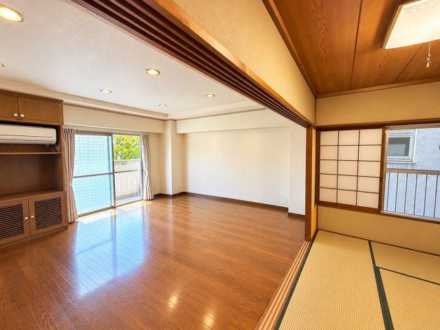 シャルマン築地明石町のその他|木目の美しいフローリングが温かみを演出する、ゆとりあるリビング空間。