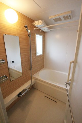 シャロムのトイレ|収納棚＋あると便利な手摺り付き