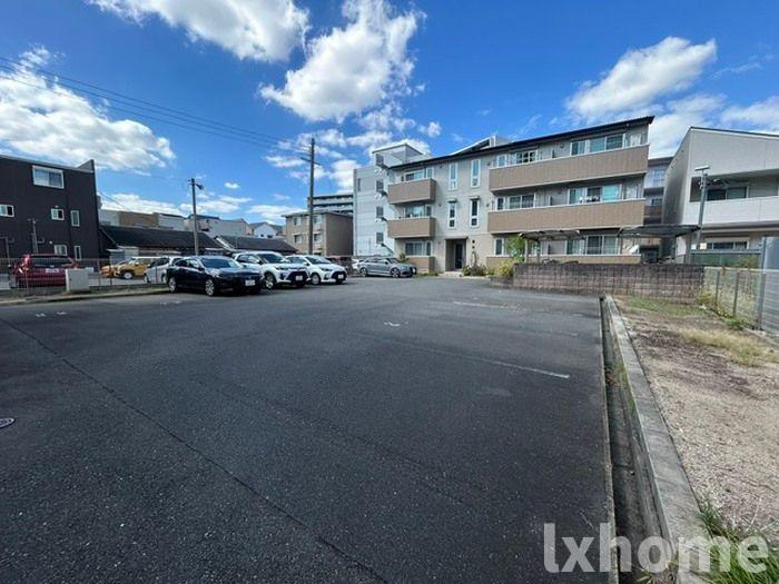 ペリドットの駐車場