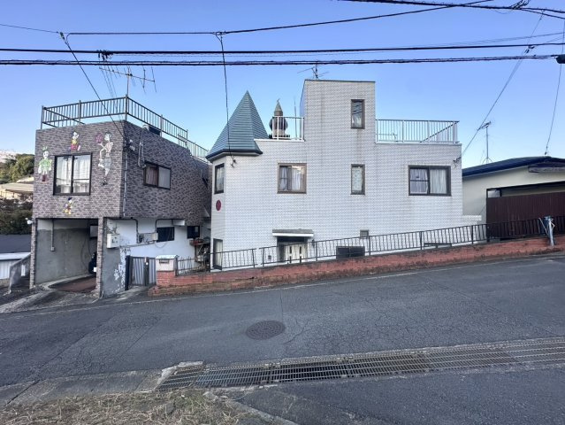 【外観】 | ◆多摩区東生田4丁目　売地◆ | ◆堂々たる趣ながら、主張し過ぎずどこか余裕を感じさせるシャープなフォルムで佇む邸宅は、晴天の空と照らし合わせる事で、本来あるべき完成形の姿を見せてくれます。