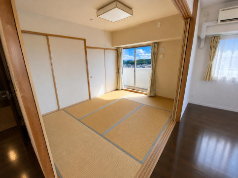 「暮らしやすさが詰まった3LDK」高知市一ツ橋町1丁目アルファステイツ一ツ橋　中古マンションの和室|畳の香りに癒やされる落ち着きの和室！リビングと隣接しておりキッズスペースや客間にも最適です。
