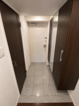 「暮らしやすさが詰まった3LDK」高知市一ツ橋町1丁目アルファステイツ一ツ橋　中古マンションの玄関|高級感漂う落ち着いた雰囲気の玄関スペース！シューズボックス完備でスッキリ収納可能です◎