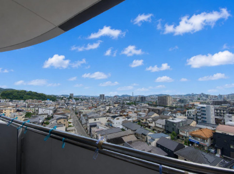 「暮らしやすさが詰まった3LDK」高知市一ツ橋町1丁目アルファステイツ一ツ橋　中古マンションの展望|見晴らし良好な高層階からの開放的な眺望！青空が広がる心地よいロケーションを楽しめます。
