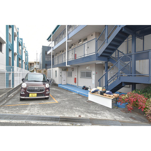 エステートピア緑地の駐車場