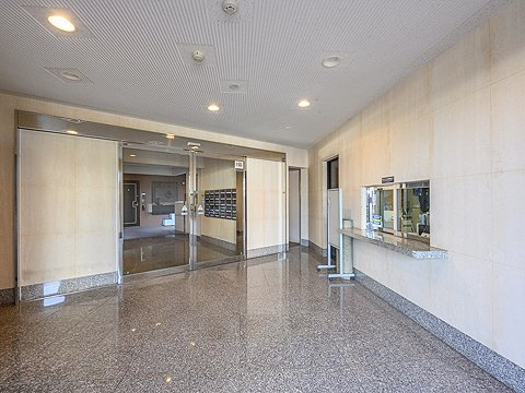 ネオマイム鶴見ヒルズのエントランス