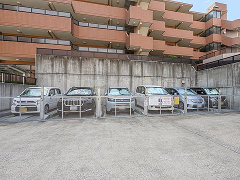 ネオマイム鶴見ヒルズの駐車場