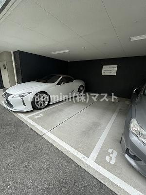 プレサンス天神橋ラ・デュアルの駐車場