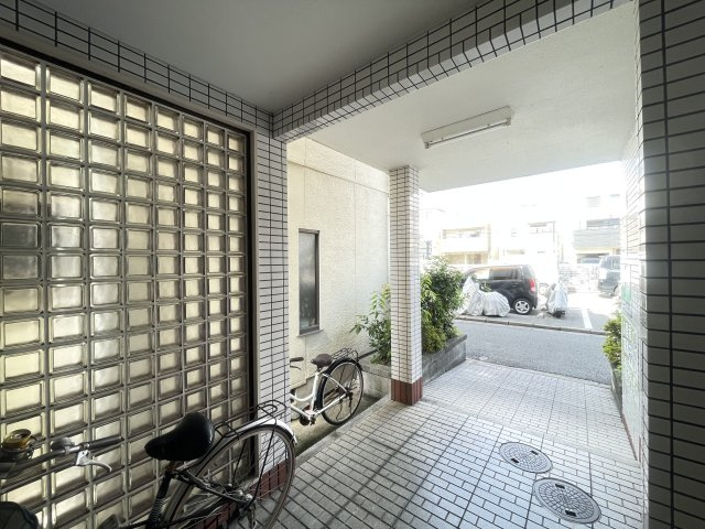 寝屋川市緑町の賃貸マンションのエントランス