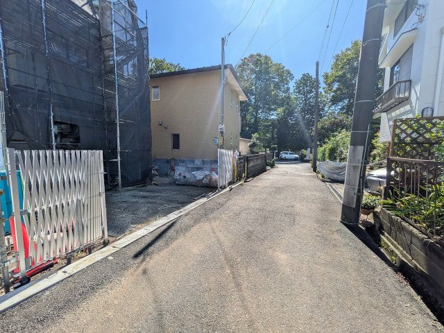 八王子市　緑町　新築一戸建て　１０期の前面道路含む現地写真|～西側4ｍ道路に面しています～