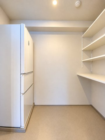 ライオンズマンション藤ヶ丘ガーデンの収納|冷蔵庫も置ける大型パントリー ※CGで私物を消去。家電は含みません