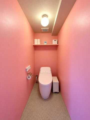 ライオンズマンション藤ヶ丘ガーデンのトイレ|ピンクの塗装壁が印象的なトイレ ※CGで私物を消去
