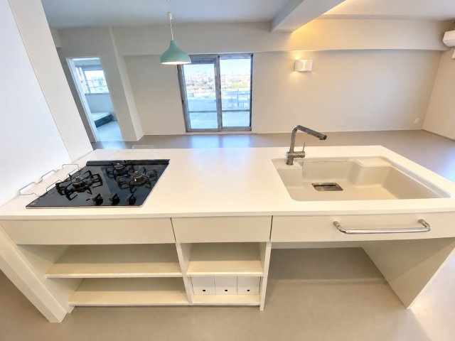 ライオンズマンション藤ヶ丘ガーデンのキッチン|人工大理石天板の造作キッチン。3口ガスコンロ付き ※CGで私物を消去