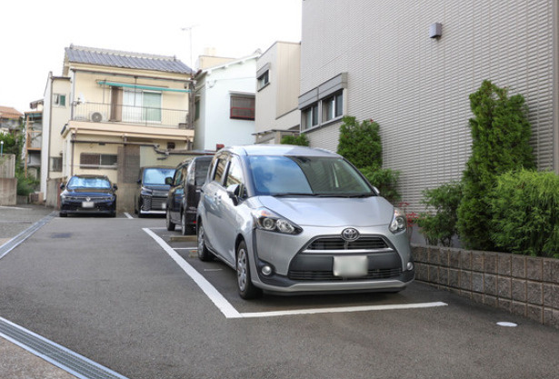 グランシャリオ山手ウエストの駐車場