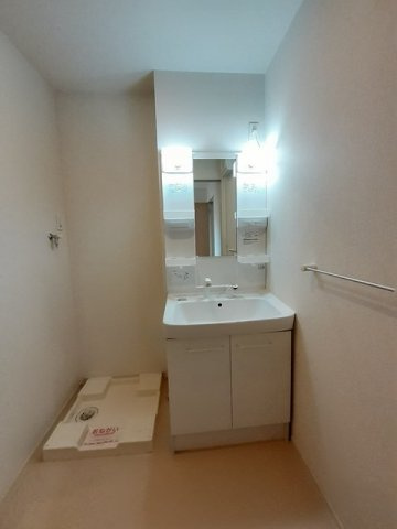 ルクア三条　Ｂの洗面所|明るい洗面所です