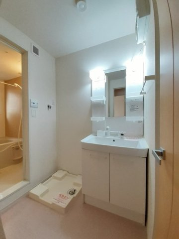 サンテクラージュ木太町Ｄの洗面所|明るい洗面所です