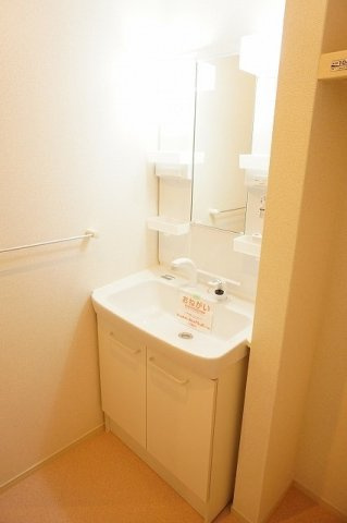 クラール元山リゾンネの洗面所|ゆったりとスペースのある洗面所