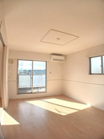 ロイヤルカーサⅠの居間・リビング|ゆったりとした居間です