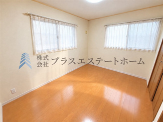 【居間・リビング】 | 長田区西代通4丁目　戸建 | 暖かく落ち着いた雰囲気のお部屋です
※画像は実際の写真に家具・調度品を消去するAI加工を施しています