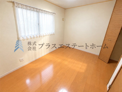 【洋室】 | 長田区西代通4丁目　戸建 | 居室にはクローゼットを完備♪
※画像は実際の写真に家具・調度品を消去するAI加工を施しています