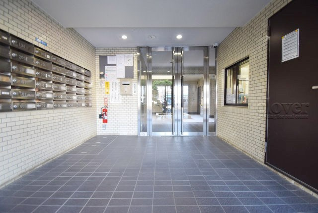 【ロビー】 | コスモ東長崎 | マンションのエントランスに広がるホールの様子。～即日のご見学可能～　お問合せはお気軽に。