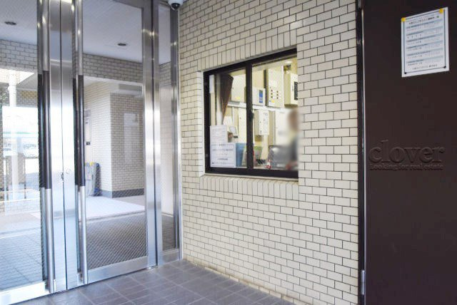 【受付】 | コスモ東長崎 | 管理人さんが勤務する管理人室の様子。～即日のご見学可能～　お問合せはお気軽に。