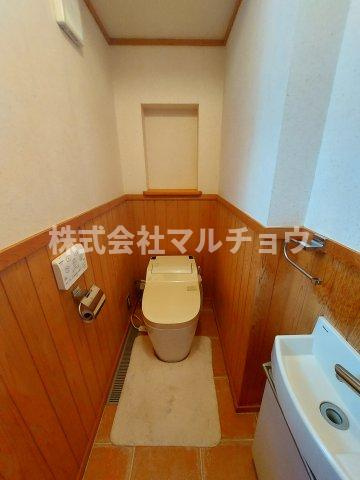 文里二丁目戸建てのトイレ|落ち着いた色調のトイレです