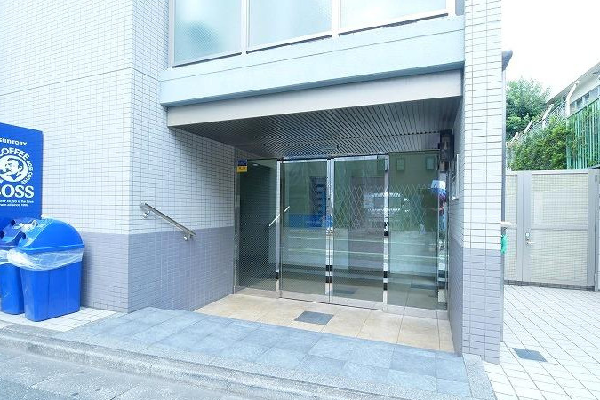グラントレゾール明大前のエントランス