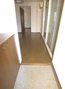 友田ハイツの玄関