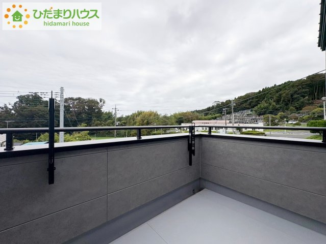 タマタウン金沢町　新築戸建　1号棟のバルコニー|広々としたバルコニーは、大量の洗濯物を干しても余裕！お布団だって、家族全員分をいっきに干せますね(^O^)