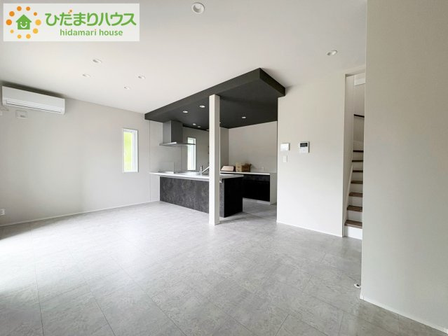 タマタウン金沢町　新築戸建　1号棟の居間・リビング|家族だんらんで、笑顔のたえない時間も増えそうな広々としたLDKが魅力です(^^)/窓も多くて明るい空間でくつろげます。
