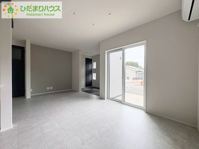 タマタウン金沢町　新築戸建　1号棟の居間・リビング|南東向きのリビングではぽかぽかの日差しが感じられます☆彡
