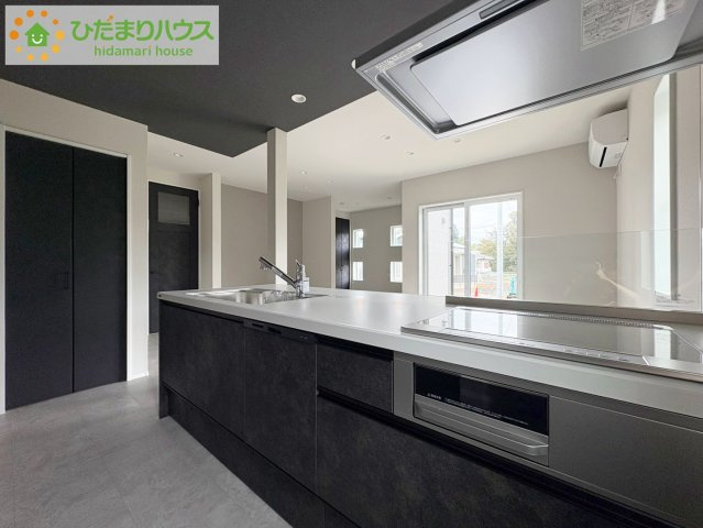 タマタウン金沢町　新築戸建　1号棟のキッチン|ゆとりあるキッチンスペースで、お料理がもっと楽しくなっちゃいますね(^^♪