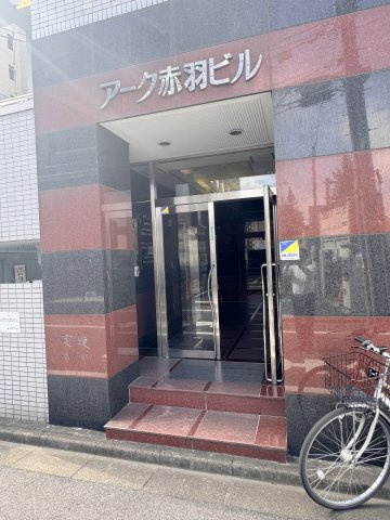 アーク赤羽ビルのエントランス