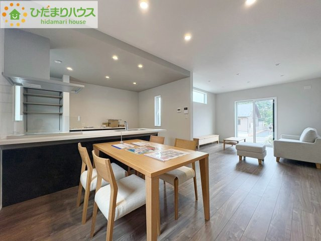 タマタウン金沢町　新築戸建　3号棟の居間・リビング|大きな窓から差し込む光で日中は電気いらず♪