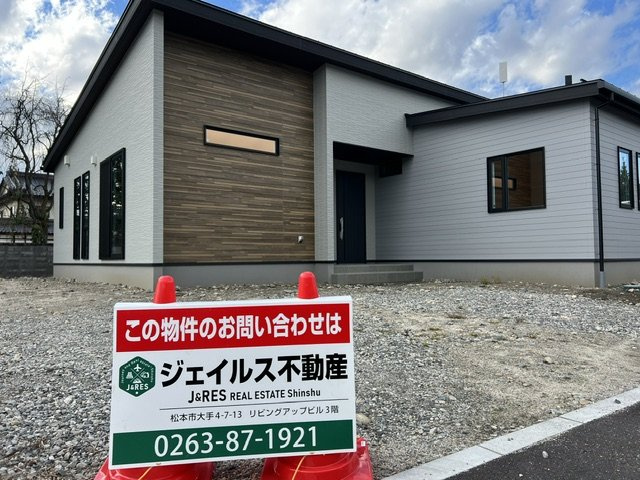 安曇野市豊科高家　新築戸建の外観|木目のアクセントが魅力的な外観。自然と調和する美しい平屋のお住まい。